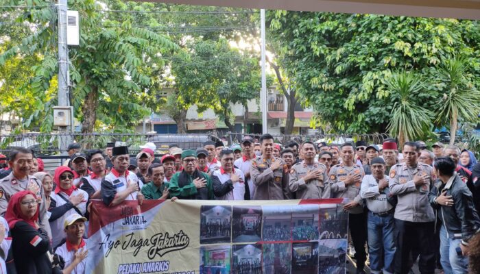 Sinergi Jaga Jakarta, Polsek Senen Bagikan Sembako ke FORRKABI
