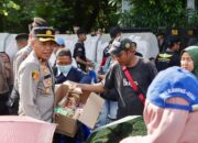 Di Tengah Terik Aksi, Petugas Kepolisian Turun Bagikan Air Mineral dan Roti ke Pengunjuk Rasa