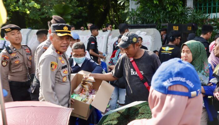 Di Tengah Terik Aksi, Petugas Kepolisian Turun Bagikan Air Mineral dan Roti ke Pengunjuk Rasa