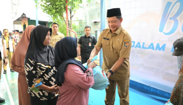 HUT Ke-15 BNPP, Mendagri selaku Kepala BNPP Bagikan 2.000 Paket Sembako kepada Warga Tanah Tinggi