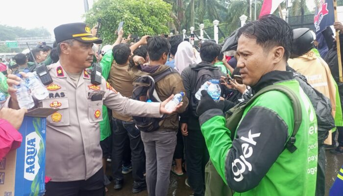 Polisi Kawal Unjuk Rasa Ojol dengan Pendekatan Humanis dan Simpati