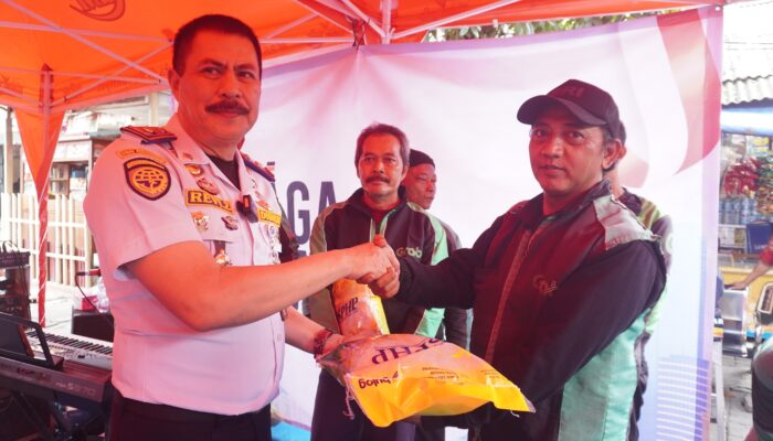 Harhubnas Kater Bus Kalideres Bagi Bagi Beras Gratis