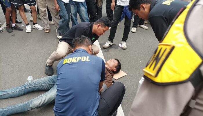Polisi Sigap Berikan Pertolongan Peserta Aksi Yang Kelelahan di Monas
