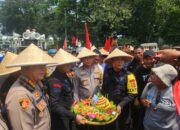 Peringati Hari Tani Nasional, Polisi Potong Tumpeng Bersama Massa Aksi di Jl. Merdeka Selatan Jakarta Pusat