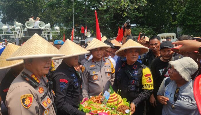 Peringati Hari Tani Nasional, Polisi Potong Tumpeng Bersama Massa Aksi di Jl. Merdeka Selatan Jakarta Pusat