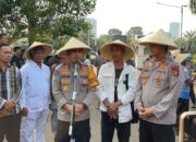 Peringati Hari Tani Nasioal, Polisi dan Petani Potong Tumpeng di DPR
