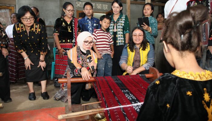 Tinjau Hasil Kerajinan Tenun di NTT, Yane Bima Arya Dorong Peningkatan Kualitas dan Penguatan Peran Keluarga