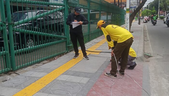 Trotoar Dibangun di Jalan Meruya Ilir, Warga Sebut Pejalan Kaki Bisa Jadi Nyaman