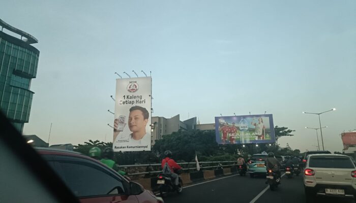 Reklame di Fly Over Tebet Saharjo Jakarta Selatan, Diduga Rawan Roboh Saat Cuaca Ekstrem