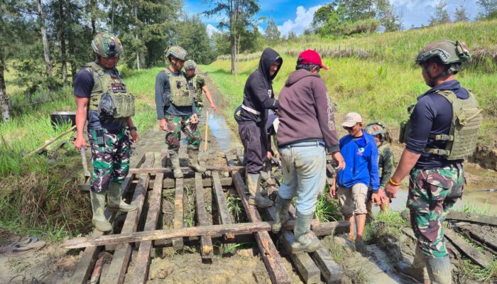 Satgas Yonif 700/Wyc Turun Tangan, Perbaiki Jembatan Pengubung Harapan di Puncak