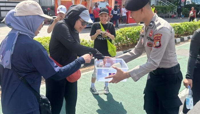 Direktorat Samapta Polda Metro Jaya membagikan sarapan gratis di CFD Bundaran HI