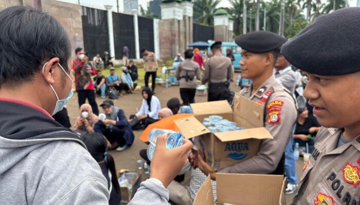 Unjuk Rasa Tertib di DPR, Polisi Turun Langsung Bagikan Roti dan Air