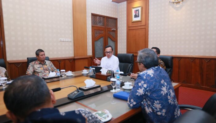 Rapat Internal Bersama Wali Kota Surakarta, Wamendagri Bima Arya Ingin APBD Lebih Sehat