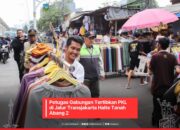 Petugas Gabungan Tertibkan PKL di Jalur Transjakarta Halte Tanah Abang 2