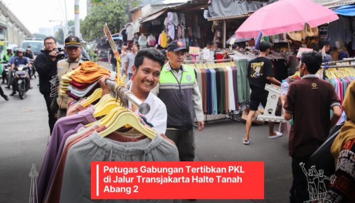 Petugas Gabungan Tertibkan PKL di Jalur Transjakarta Halte Tanah Abang 2