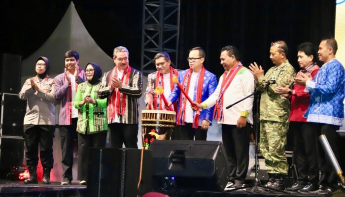 Wamendagri Bima Arya Buka Festival Benteng Victoria Tahun 2025 di Kota Ambon