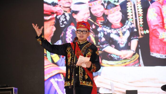 Buka Acara Festival Danau Poso 2025, Wamendagri Bima Arya Puji Khazanah Daerah Setempat