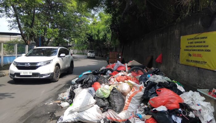 Sampah Menumpuk,  Lurah Kembangan Selatan Diminta Jangan Cuek