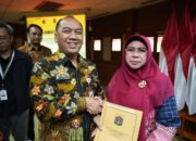 22 SK Pensiun TMT 1 November 2025 Diserahkan Oleh Wali Kota Jakarta Barat