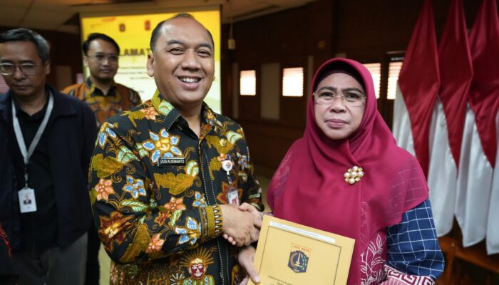 22 SK Pensiun TMT 1 November 2025 Diserahkan Oleh Wali Kota Jakarta Barat