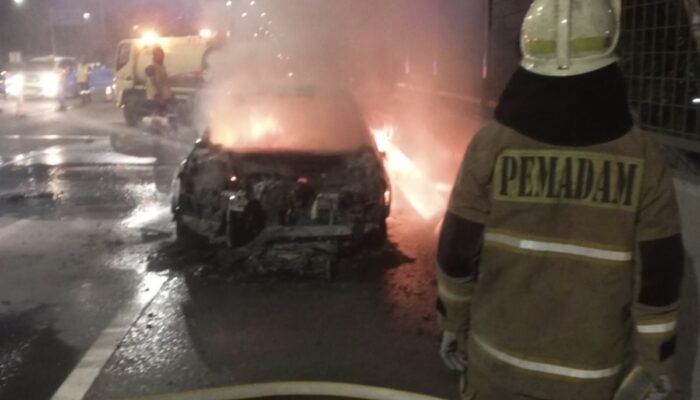 Mobil Di Ringroad Hangus Terbakar