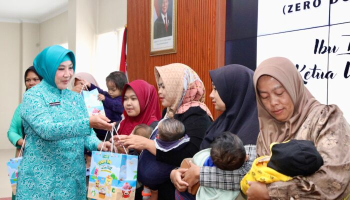 Ketum TP PKK Tri Tito Karnavian Buka Gebyar Imunisasi Anak dengan Zero Dose di Tasikmalaya