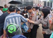 Polisi Bagikan Air dan Roti untuk Massa Aksi di Depan Gedung DPR