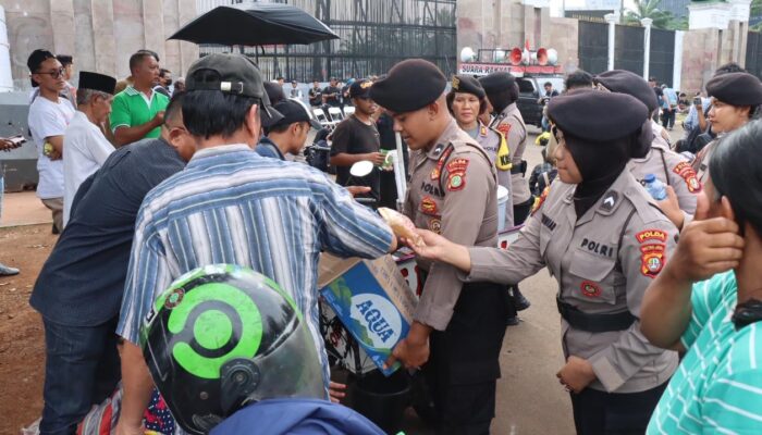 Polisi Bagikan Air dan Roti untuk Massa Aksi di Depan Gedung DPR