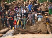 Kodam I/BB Bersama BNPB dan Relawan Bangun Jembatan Darurat untuk Warga Terisolir Banjir di Batang Toru
