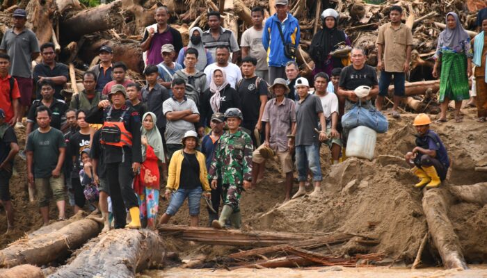 Kodam I/BB Bersama BNPB dan Relawan Bangun Jembatan Darurat untuk Warga Terisolir Banjir di Batang Toru