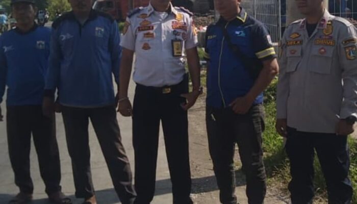 Antisipasi Banjir,  Dishub Dan Petugas SDA Kecamatan Kalideres Cek Tiga Titik Pintu Air