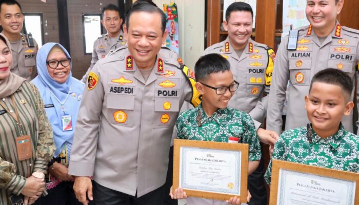 Kapolda Metro Jaya Apresiasi Kejujuran Siswa SD di Cipayung