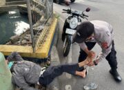 Sigap! Seorang Polisi Beri Pertolongan Pertama Korban Kecelakaan