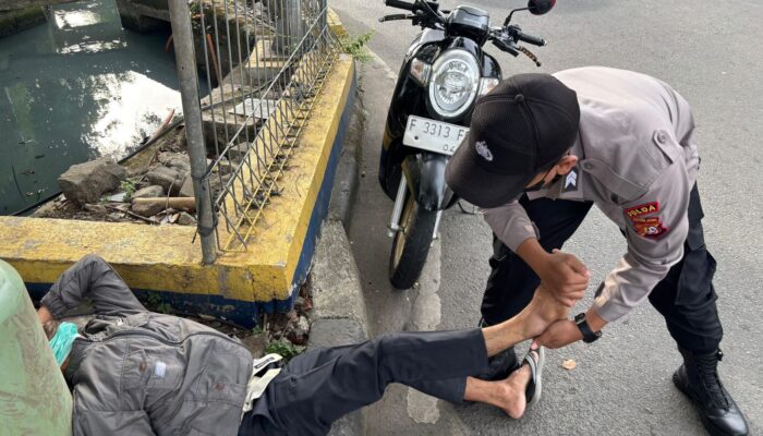 Sigap! Seorang Polisi Beri Pertolongan Pertama Korban Kecelakaan