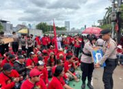 Gelar Aksi Simpatik, Polisi Bagikan Roti dan Air Mineral ke Massa Aksi di DPR