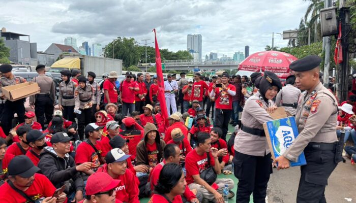Gelar Aksi Simpatik, Polisi Bagikan Roti dan Air Mineral ke Massa Aksi di DPR