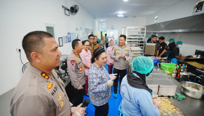 Kapolri dan Ketua Komisi IV DPR Tinjau SPPG YKB Polres Karanganyar, Dukung Penuh Program MBG