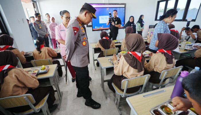 Kapolri Singgung Wujudkan Generasi Emas Usai Tinjau SMP Kemala Bhayangkari Karanganyar