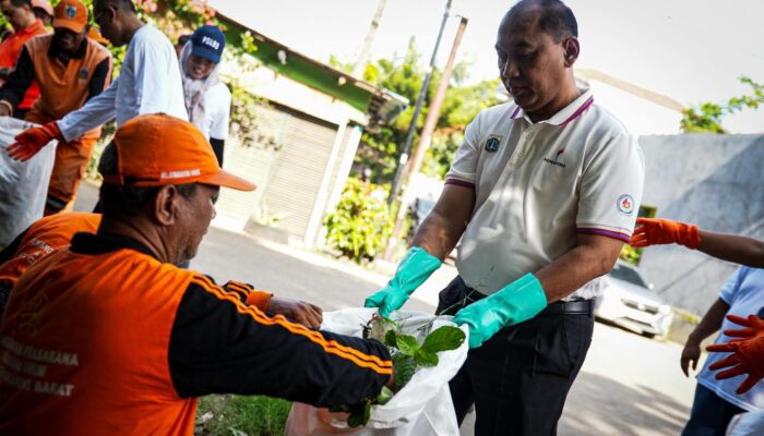 Pemkot Jakbar Gelar Kerja Bakti Jumat Bersih