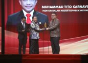 Mampu Jaga Sinergi Pusat-Daerah, Mendagri Tito Raih Penghargaan Pemimpin Luar Biasa “Indonesia Kita Awards