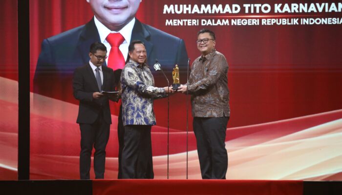 Mampu Jaga Sinergi Pusat-Daerah, Mendagri Tito Raih Penghargaan Pemimpin Luar Biasa “Indonesia Kita Awards