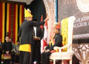 Mendagri Tito Terima Gelar Kehormatan “Petua Panglima Hukom” dari Lembaga Wali Nanggroe Aceh