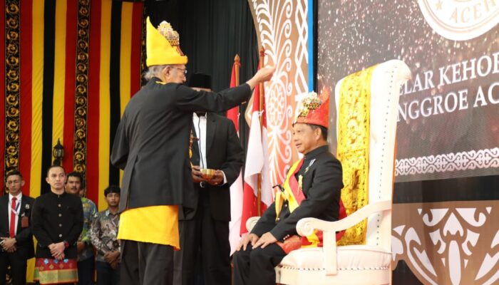 Mendagri Tito Terima Gelar Kehormatan “Petua Panglima Hukom” dari Lembaga Wali Nanggroe Aceh