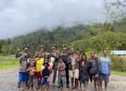 Personel Ops Damai Cartenz Tebar Keceriaan Bersama Anak-Anak di Distrik Bibida, Paniai