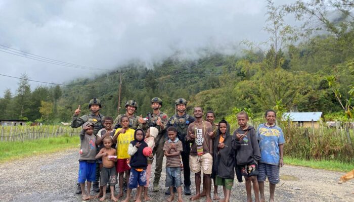 Personel Ops Damai Cartenz Tebar Keceriaan Bersama Anak-Anak di Distrik Bibida, Paniai
