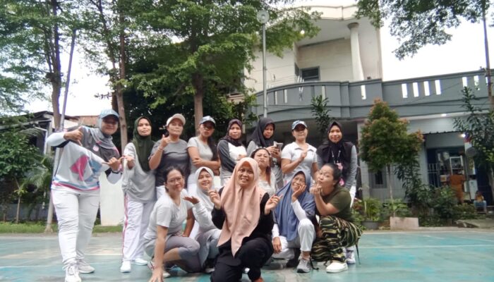 Terapkan Gaya Hidup Sehat, Warga   Tawa Mangu Ikuti Senam Rutin di RPTRA Tawang Mangu Indah