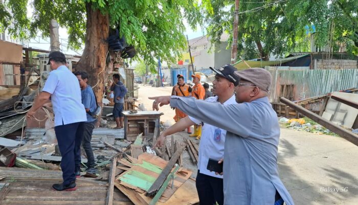 Usai Dapat Surat Pemberitahuan Dari Lurah,  Pemilik Kios Di Eks Kantor Kelurahan bongkar Sendiri Bangunannya