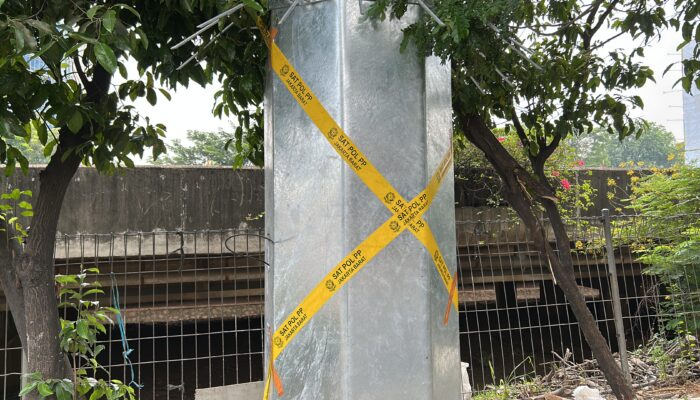 Menara BTS yang Baru Tumbuh di Duri Kosambi Disegel Satpol PP, Diduga Tanpa Izin dan Membahayakan Pengguna Jalan