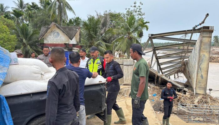 Gunakan Jembatan Sling Baja, Brimob Polda Aceh Bantu Salurkan Bantuan Logistik Untuk Masyarakat
