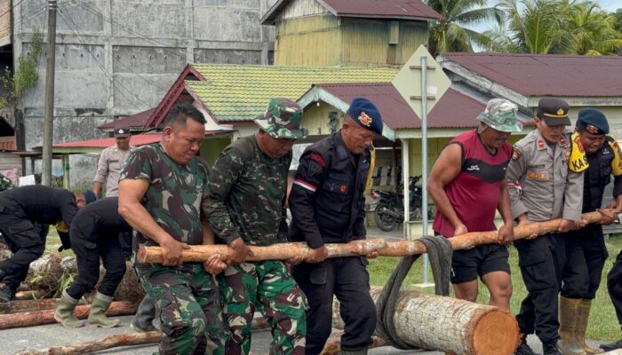 Sinergitas TNI Polri dan Masyarakat Bangun Jembatan Darurat di Aceh Singkil